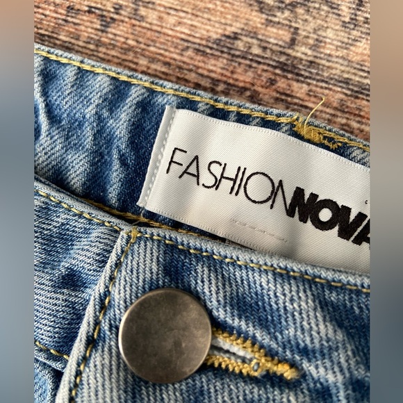 Distressed jeans - Picture 3 of 4